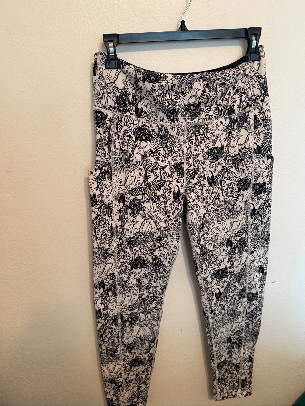 Lilly Pulitzer Black & White Floral-Print  Leggings